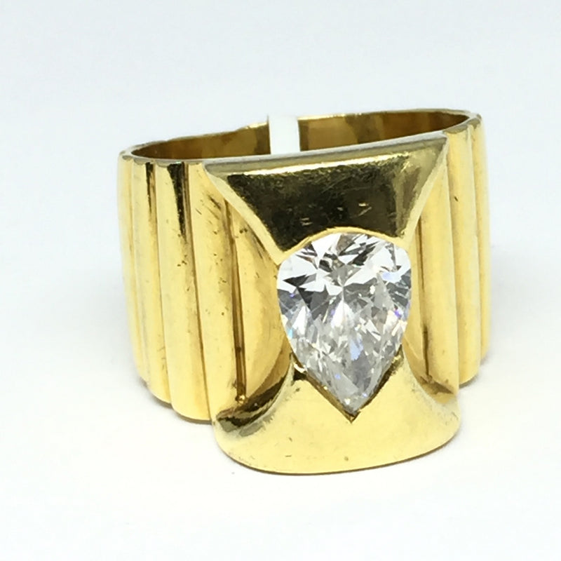 YELLOW GOLD WIDE RING WITH PEARSHAPE DIAMOND